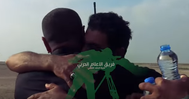 بالفيديو: شاهد كيف يستقبل الحشد الشعبي الهاربين من سيطرة تنظيم داعش وما حقيقة ما يجري في الشرقاط