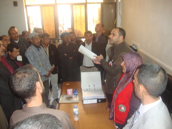 كربلاء :الهلال الاحمر  العراقي يوزع وثائق محتجزي رفحا