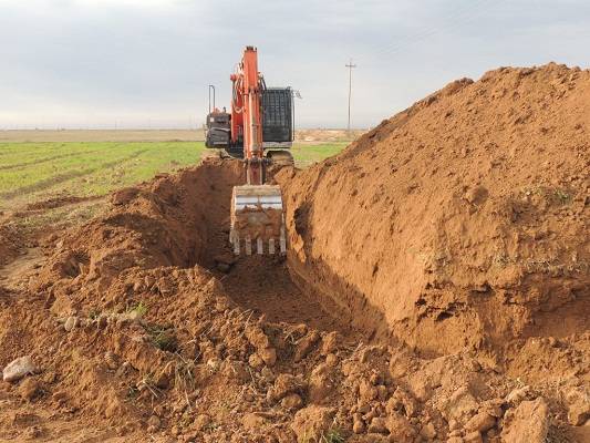 بالصور:حفر خندق مع ساتر بطول (21)كيلومتر يحيط بناحية آمرلي من جميع الجهات