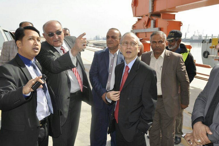 السفير والقنصل الاندنوسي يزوران ميناء ام قصر .