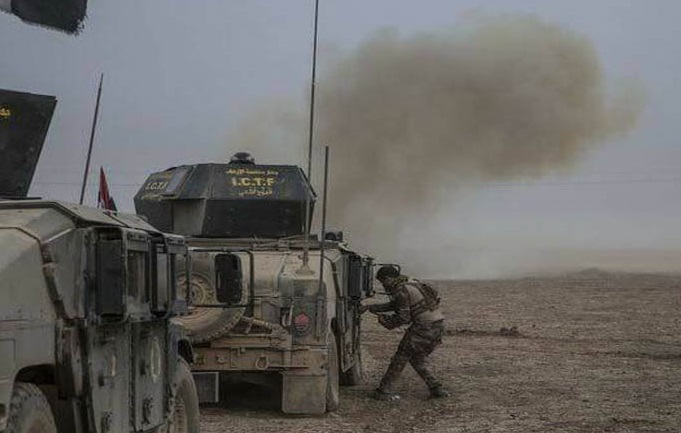 مكافحة الإرهاب تحرر معسكر الغزلاني بالكامل وترفع العلم العراقي فوقه