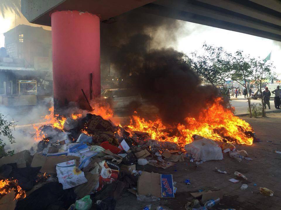 بالصور: حرق نفايات تحت مجسر في كربلاء كلف الدولة مليارات الدنانير !!