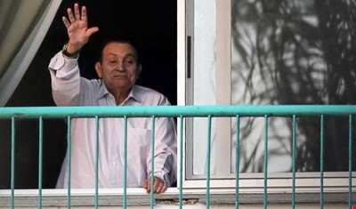 اطلاق سراح حسني مبارك من خارج قضبان السجن ليستقر بمنزله بعد 6 سنوات