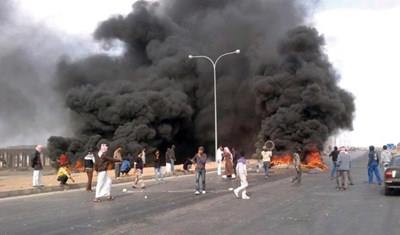 الاردن :اشتباكات بين محتجين والشرطة تصاحبها عمليات حرق للبنوك والمؤسسات الحكومية
