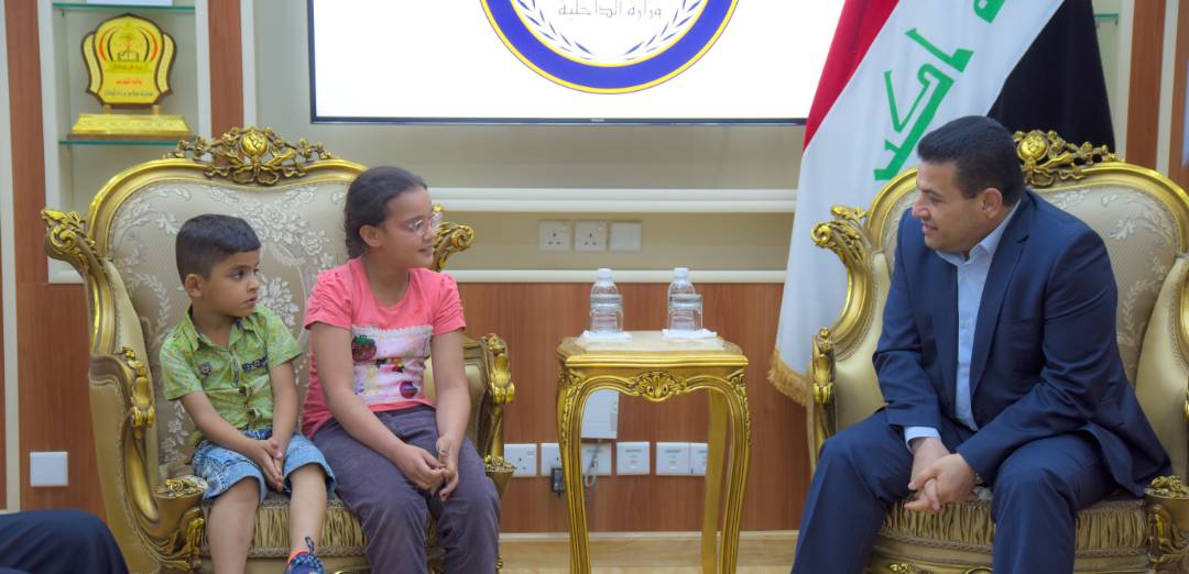 وزير الداخلية يتعهد بإتخاذ الاجراءات القانونية بحق "معذبي" الطفلة بنين وشقيقها