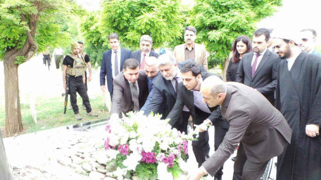 بالصورة: احمد الصدر يزور حلبجة ويضع الزهور على "نصب تذكاري"