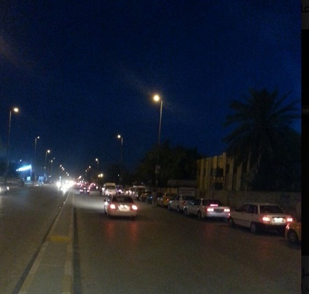 كربلاء:المئات من السيارات تقف طوابير على محطات الوقود اثر نقص في المشتقات النفطية +صورة