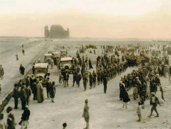 صورة ارشيفية لنقل جثماني الصحابيين ( عبالله الانصاري وعبد الله بن اليمان ) في العام 1931