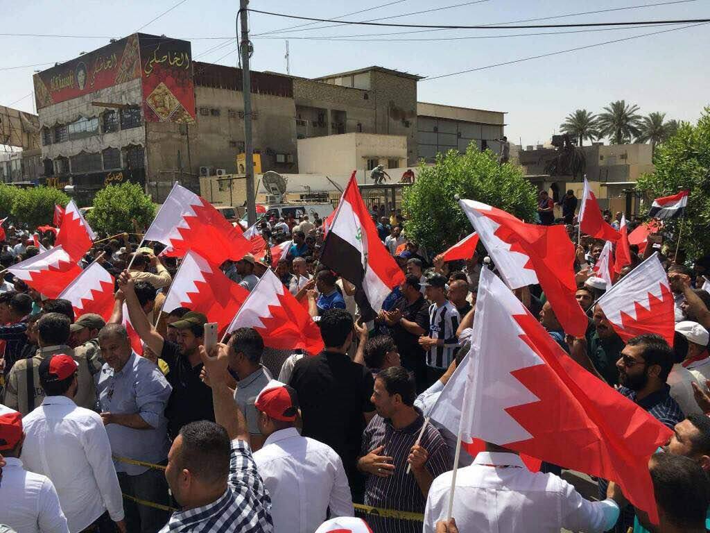 بالصور:تظاهرات امام القنصلية البحرينية بالنجف