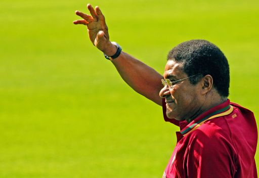 أسطورة الكرة البرتغالية "أوزيبيو" يدخل المستشفى في بولندا