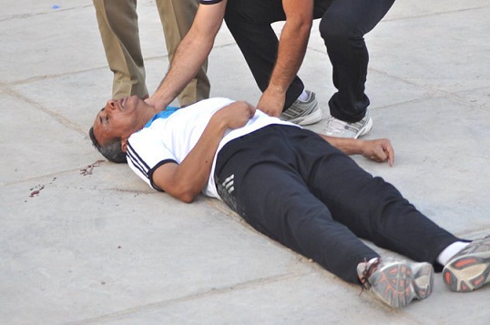 صورة لمدرب كربلاء الكروي وهو ملقا في الملعب بعد ضربه بالهراوات