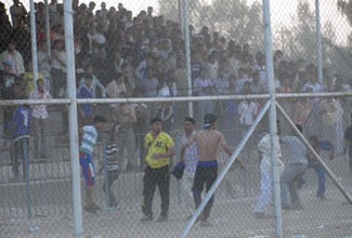 مدرب كربلاء بين الحياة والموت بسبب هراوات قوات الامن اثر اعمال شعب في الملعب+صورة