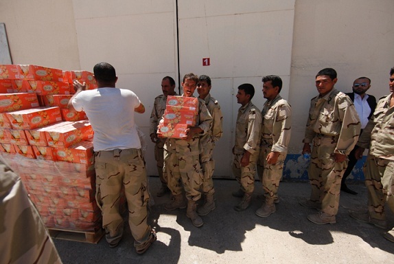 (بالصور) العتبة الحسينية المقدسة تدعم الجيش العراقي بتوزيع المواد الغذائية في المعسكرات