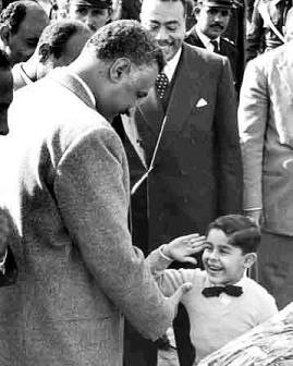 صورة ارشيفية نادرة للطفل عبد الفتاح السيسي يؤدي التحية العسكرية لـلرئيس جمال عبد الناصر