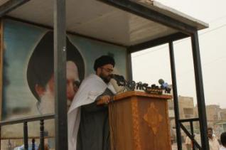 استهداف مكتب الشهيد الصدر في بغداد اثناء صلاة الجمعة والصدر يدعو اتباعه لضبط النفس ويتهم القاعدة واسرائيل