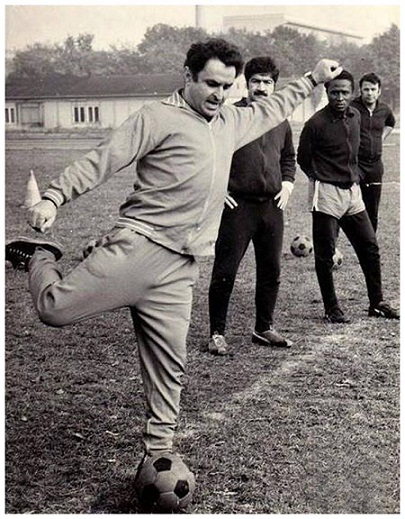 صورة ارشيفية للمدرب عمو بابا أثناء مشاركته في دورة تدريبية في ألمانيا عام 1973-1974