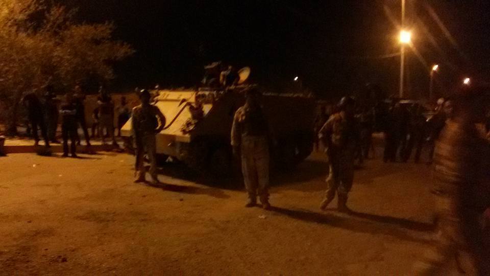 بالفيديو: الجيش يصل لساحة التظاهر في الحلة والمتظاهرون يهتفون مرحبين