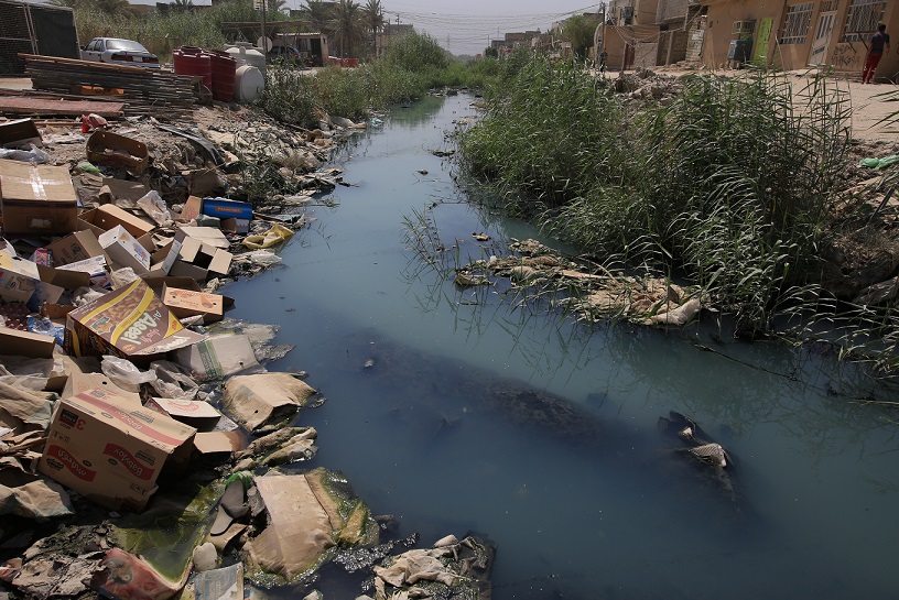 بالصور :مواطنون في كربلاء يستنشقون غازات مميتة