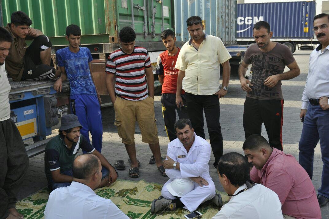 مدير ميناء ام قصر يعقداجتماع في الهواء الطلق مع سواق الشاحنات