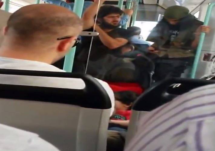 بالفيديو: عراقي يرصد "عنصريّ داعش" في عربة ترامواي بتركيا
