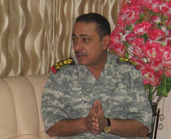 مدير شرطة ذي قار يزور العتبة الحسينية ويصف الوضع الأمني في مدينته بالطبيعي