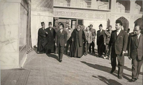 اخر ملوك العراق في حرم امير المؤمنين بالنجف الاشرف من الارشيف