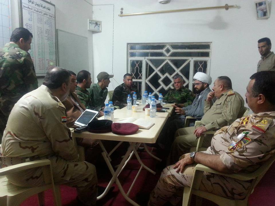 نجل احد مراجع النجف يشارك القيادات العسكرية  في جرف الصخر قبل البدء بتحريرها(مصور)