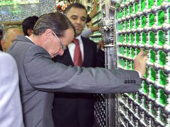 تقرير مصور عن زيارة ممثل الاممم المتحدة(مارتن كوبلر) الى مرقد امير المؤمنين علي بن ابي طالب