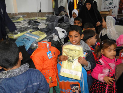 مركز سيد الشهداء في كربلاء يوزع الملابس الشتوية على الأيتام والأرامل