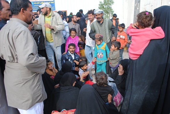 بالصور :عوائل متضررة من الامطار في كربلاء تعتصم امام مبنى الحكومة المحلية