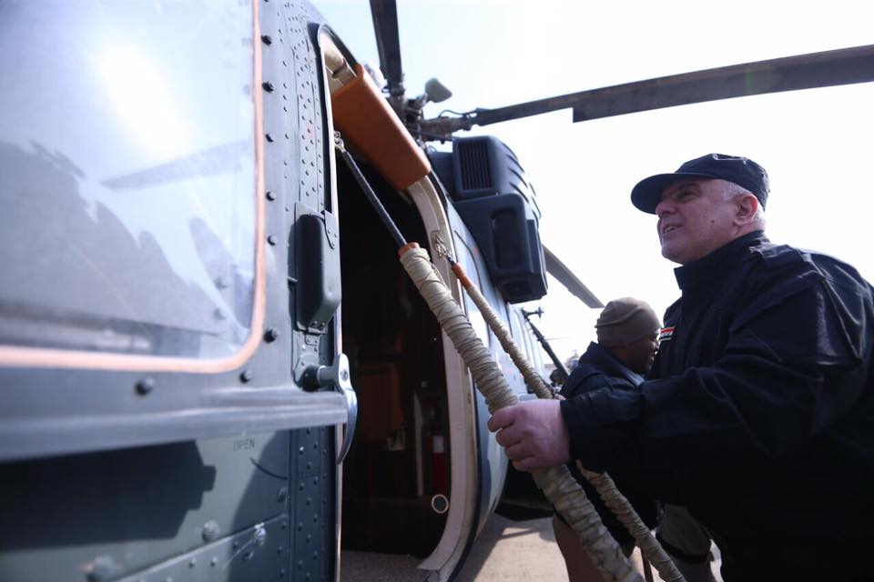 بالصور: العبادي يتفقد القطعات الامنية في الساتر المتقدم ويعقد اجتماعات مع القادة