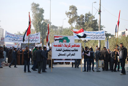 تظاهرة بكربلاء تطالب الهاشمي لاحترام القضاء ونائب عراقي يطالب السفارتين الامريكية والبريطانية بعدم التدخل بالشان العراقي (مصور)