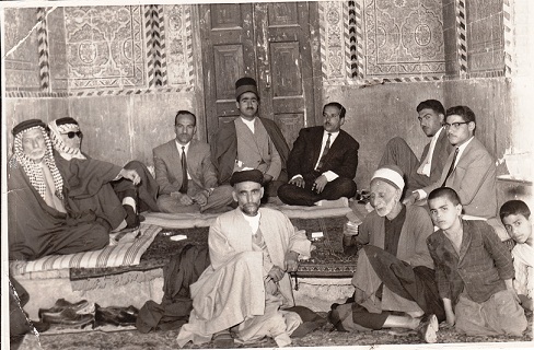 صورة ارشيفة لاحدى الجلسات الادبية في كربلاء قبل اكثر من نصف قرن في الصحن الحسيني