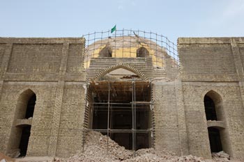 زيارات منتظمة لمحبي اهل البيت الى مرقد الامامين العسكريين عليهما السلام