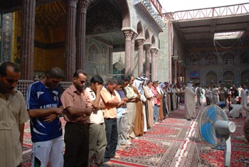 200 شخصية عشائرية ورياضية من ناحية اللطفية تزور العتبة الحسينية المقدسة