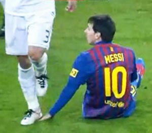 طبيب برشلونة: آثار قدم بيبي مازالت على يد ميسي