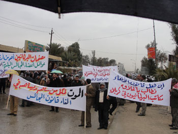 كربلاء: اعضاء مجالس محلية يتظاهرون امام مكتب مجلس النواب بسبب الغاء مرتباتهم التقاعدية