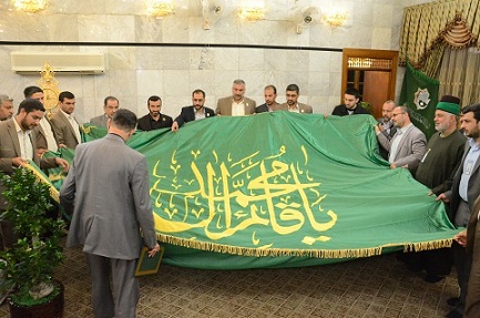 راية الإمام المهدي ( عجل الله فرجه ) هدية أمانة مسجد السهلة الى متحف الروضة العباسية المطهرة +صورة