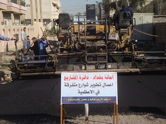 حملة تبليط شوارع في منطقة الاعظمية ببغداد (مصور)