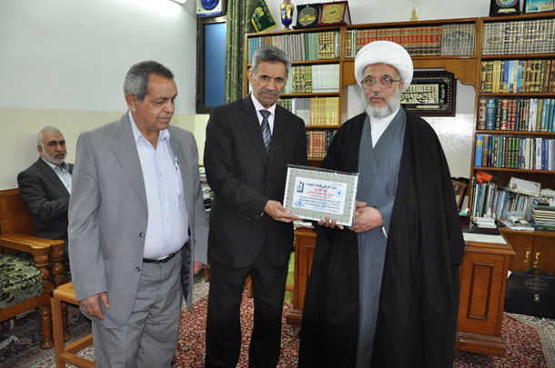الإعلام العراقي يمنح ممثل المرجع السيستاني الشيخ عبد المهدي الكربلائي شهادة تقديرية لجهوده الانسانية