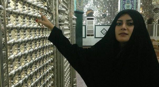 الاعلامية المسيحية “غدي فرنسيس” تتمسك بضريح السيدة زينب “ع” وتنادي .. انا احبك يا بنت علي +صورة