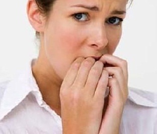 قضم الأظفار ومص الشفاه عادات تضر بالصحة العامة