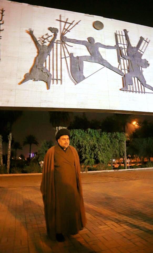 بالصور:السيد الصدر يزور ساحة التحرير ليلا