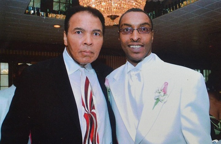 احتجاز نجل محمد علي كلاي بمطار فلوريدا (لأنه مسلم)