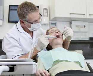 طبيب يقلع اسنان مريضة لم تدفع الاجور