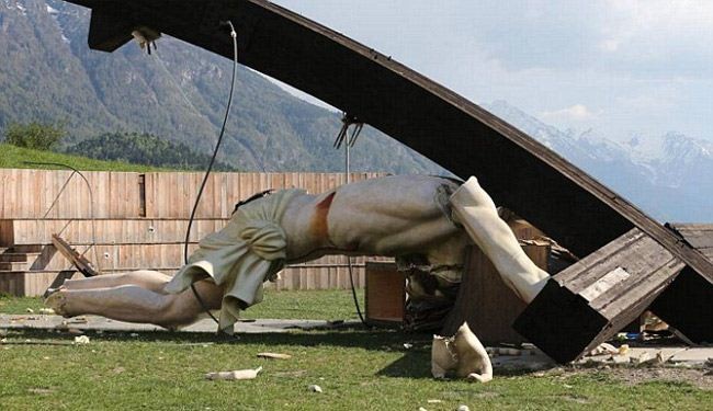 مقتل شاب  سقط عليه تمثال للبابا يوحنا بولس الثاني