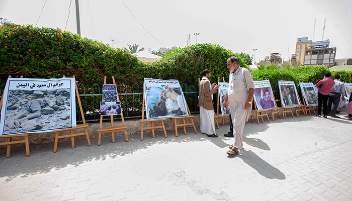 صور فوتوغرافية عرضها يمنيون بجوار الإمام الحسين توثّق جرائم عاصفة الحزم على بلادهم(مصور)