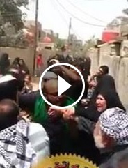 بالفيديو : ام عراقية تستقبل جثمان أبنها الشهيد في الحشد الشعبي بــ(الجكليت)