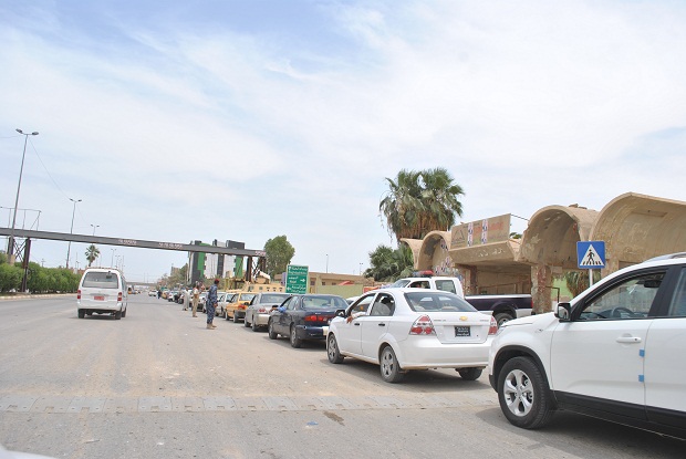 كربلاء:طوابير السيارات مستمرة امام محطات الوقود ووعود حكومية لإنهاء الازمة خلال اليومين القادمين (مصور)