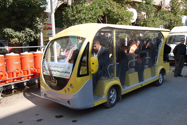 شاهد بالصور كيف تقدم سيارات الشحن خدماتها لزوار كربلاء المقدسة مجانا